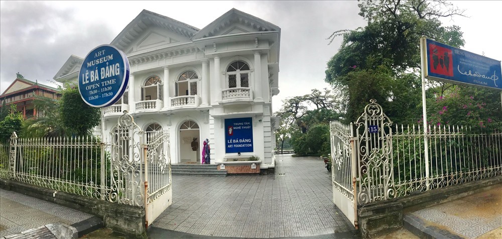 Hàng rào của Trung tâm Nghệ thuật Lê Bá Đảng đang được vận động tháo dỡ. Ảnh: H.V.M