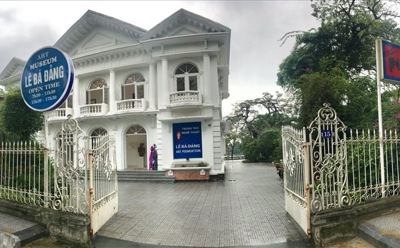 Hàng rào của Trung tâm Nghệ thuật Lê Bá Đảng đang được vận động tháo dỡ. Ảnh: H.V.M