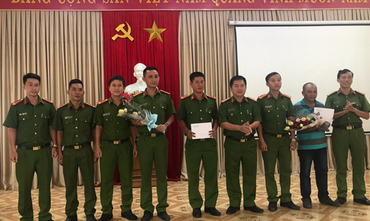 Lãnh đạo công an huyện Hòa Nhơn, TP Đà Nẵng khen thưởng cho công an xã Hòa Nhơn vì đã kịp thời bắt được đối tượng truy nã nguy hiểm. Ảnh: V.X