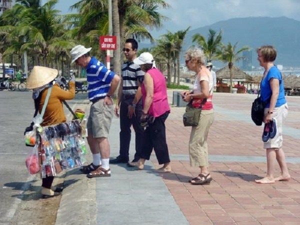 Cảnh chèo kéo khách du lịch tại Hà Nội. Ảnh: PV