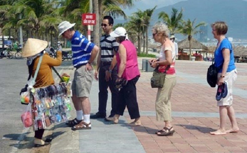 Cảnh chèo kéo khách du lịch tại Hà Nội. Ảnh: PV