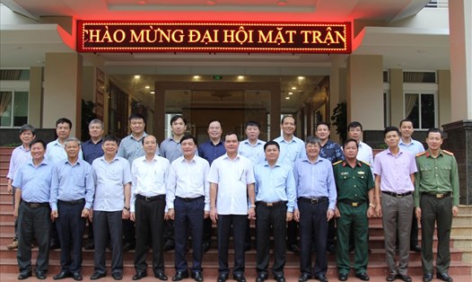 Đồng chí Nguyễn Đình Khang, đồng chí Bùi Văn Cường cùng các đại biểu chụp hình kỷ niệm sau buổi làm việc. Ảnh: HL