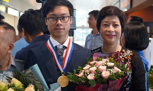 Lãnh đạo Trường THPT chuyên Hà Nội - Amsterdam chúc mừng học sinh của trường - em Trần Bá Tân- chiến thắng trở về. Ảnh" Minh Quân