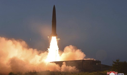 Triều Tiên tiếp tục phóng các vật thể không xác định nghi là tên lửa ra biển trong vòng chưa đầy 1 tuần sau vụ phóng mới nhất. Ảnh: KCNA/AP.