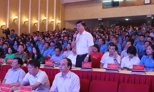 Ông Đào Xuân Hải - Phó Giám đốc Bảo hiểm xã hội TP.Hải Phòng - trả lời các kiến nghị của người lao động.