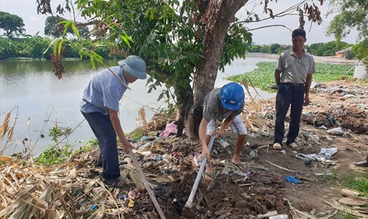 Người dân thôn Viên Quang tố cáo Chủ tịch xã chỉ đạo đào đê, chôn rác xuống mép sông. Ảnh: P.Đ