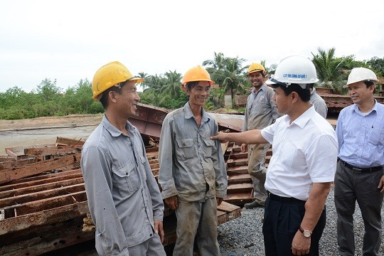 Chủ tịch Công đoàn Giao thông Vận tải Việt Nam Đỗ Nga Việt thăm hỏi, động viên người lao động trên công trường. Ảnh: Q.T