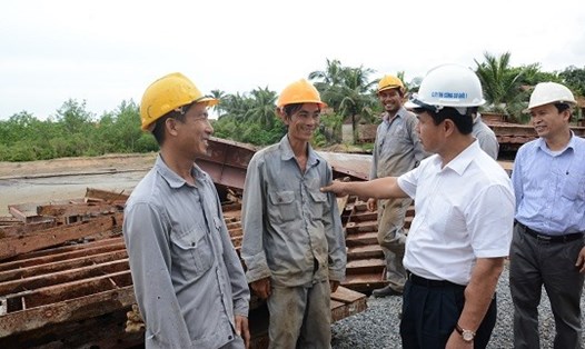 Chủ tịch Công đoàn Giao thông Vận tải Việt Nam Đỗ Nga Việt thăm hỏi, động viên người lao động trên công trường. Ảnh: Q.T