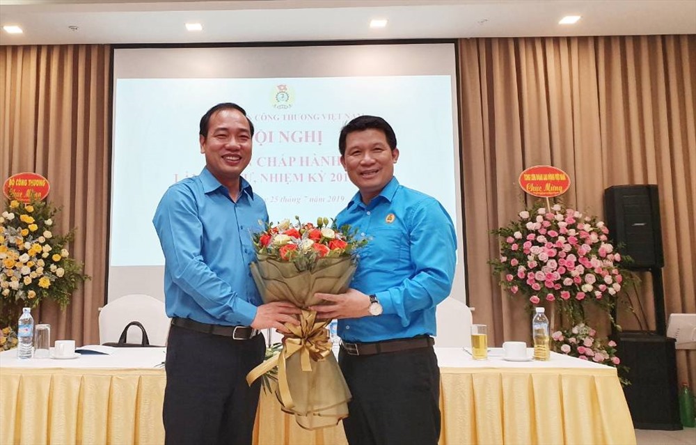 Đồng chí Trần Quang Huy - Chủ tịch CĐ Công thương Việt Nam tặng hoa chúc mừng đồng chí Mai Mạnh Dũng - Chủ tịch CĐ VEAM trúng cử vào BCH nhiệm kỳ 2018-2023. Ảnh: Ngọc Xanh