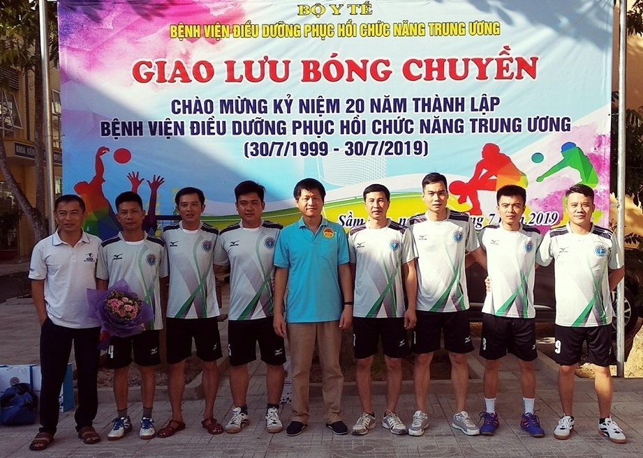 Các vận động viên tham gia giải đấu chụp ảnh lưu niệm.