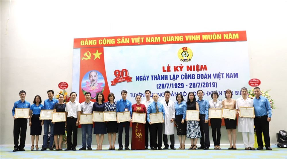 Các tập thể và cá nhân xuất sắc trong hoạt động công đoàn được tuyên dương, khen thưởng.