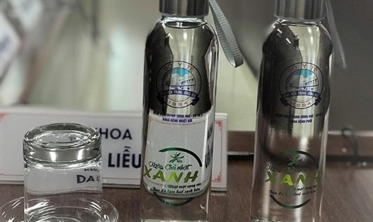 Chai thủy tinh được sử dụng trong một hội nghị của ngành y tế. Ảnh: BYT