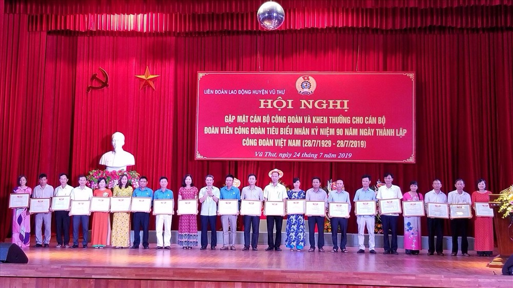 Lãnh đạo Huyện ủy Vũ thư trao giấy khen cho đoàn viên tiêu biểu xuất sắc. Ảnh: B.Mạnh