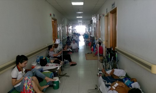 Bệnh nhân nằm điều trị ngoài hành lang tại Khoa Nội tiết, BVĐK TP Cần Thơ. Ảnh: Thành Nhân