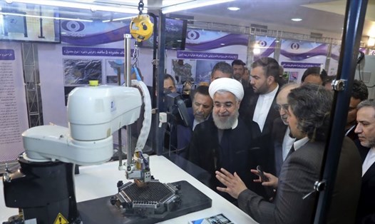 Tổng thống Hassan Rouhani nghe báo cáo về những thành tựu hạt nhân mới của Iran. Ảnh: AP