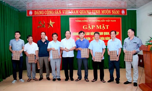 Bí thư Đảng uỷ, Chủ tịch HĐTV Tổng công ty ĐSVN Vũ Anh Minh tặng quà CNLĐ