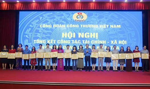 Chủ tịch Công đoàn Công thương Việt Nam Trần Quang Huy tặng bằng khen cho các tập thể, cá nhân có thành tích cao trong hoạt động tài chính công đoàn. Ảnh: T.L