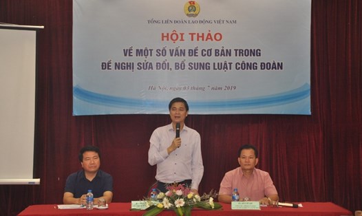 Ông Ngọ Duy Hiểu - Phó Chủ tịch Tổng LĐLĐVN - phát biểu tại hội thảo.