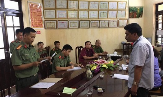 Cơ quan An ninh điều tra Công an tỉnh Hà Giang đọc lệnh bắt tạm giam đối với ông Nguyễn Thanh Hoài - Ảnh: Diệu Loan
