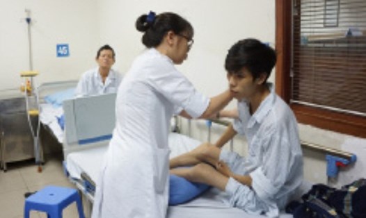 Nhờ có thẻ BHYT, anh Nguyễn Văn Tuyên (26 tuổi, huyện Ứng Hoà, TP. Hà Nội) đang điều trị tại Viện Huyết học và truyền máu Trung ương đã bớt đi gánh nặng tài chính. Ảnh: P.C