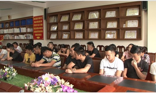 20 đối tượng bị tạm giữ trong vụ đánh bạc bị bắt quả tang tại thị xã Quảng Yên. Ảnh: Minh Châu