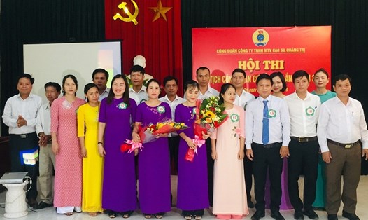 Lãnh đạo Cty TNHH MTV Caosu Quảng Trị tặng hoa chúc mừng cán bộ công đoàn tham gia hội thi. Ảnh: Hoàng Tuân.