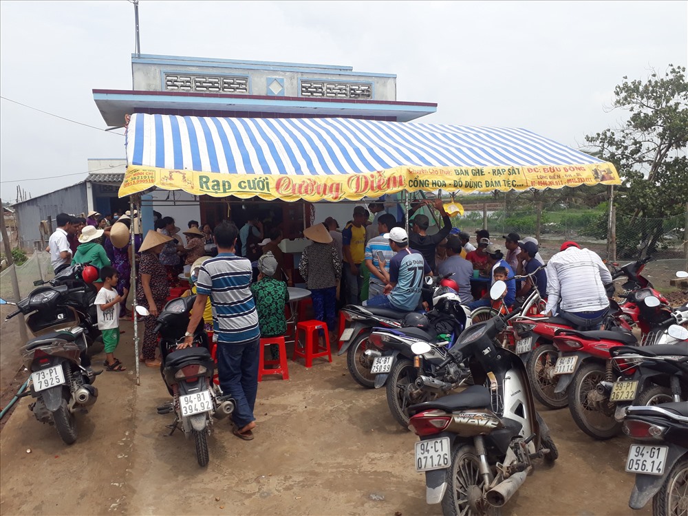 Rất đông người dân xã Long Điền Đông, huyện Đông Hải đến chia vui cùng gia đình chị Hon, người nhà thuê rạp mướn bàn ghế, đãi cơm cho những người xung quanh (ảnh Nhật Hồ)