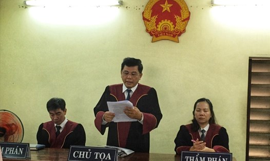 Chủ tọa phiên tòa đọc tuyên án và bác toàn bộ kháng cáo của CSGT. Ảnh PV