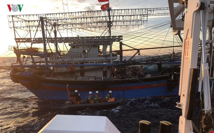 Ngày 1.7, tàu cá đang đánh bắt trên vùng biển Bạch Long Vĩ tham gia tìm kiếm các thuyền viên mất tích. Ảnh: VOV.