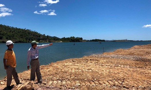 Chính quyền địa phương yêu cầu chủ đầu tư múc hết phần đất đổ xuống sông Cu Đê