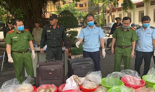 Lực lượng chức năng phối hợp bắt giữ hơn 500 kg ma túy ketamine tại TPHCM ngày 11.5 - Ảnh đăng trên báo Thanh Niên.