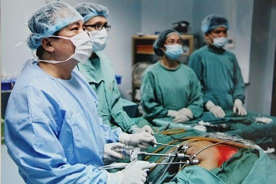 Bác sĩ Trần Ngọc Lương đạt Kỷ lục Việt Nam về mổ nội soi tuyến giáp