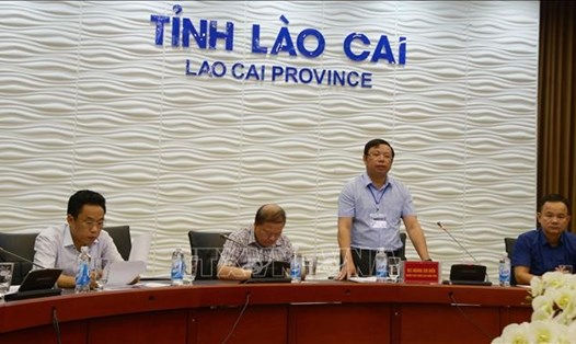 Ông Hoàng Chí Hiền, người phát ngôn của UBND tỉnh Lào Cai cung cấp thông tin cho báo chí. Ảnh: Hương Thu/TTXVN