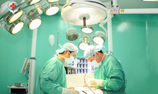 Bác sĩ thực hiện một ca phẫu thuật tại Bệnh viện 115 TP HCM. Ảnh do BV cung cấp