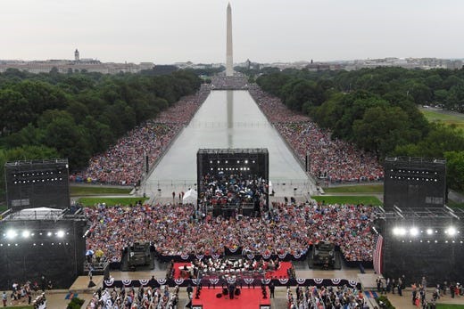 Tổng thống Donald Trump phát biểu trong lễ kỷ niệm ngày quốc khánh Mỹ trước Đài tưởng niệm Lincoln ở Washington. Ảnh: USToday.