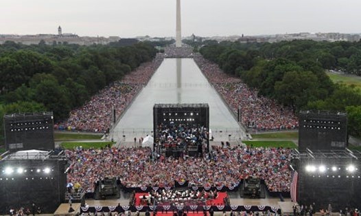 Tổng thống Donald Trump phát biểu trong lễ kỷ niệm ngày quốc khánh Mỹ trước Đài tưởng niệm Lincoln ở Washington. Ảnh: USToday.