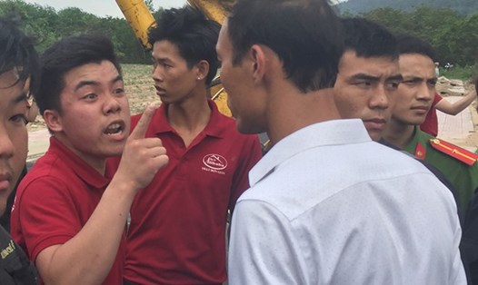 Chủ đất bị cưỡng chế chỉ tay về phía Chủ tịch UBND xã Tóc Tiên. Ảnh: Nguyễn Long/Thanh Niên.