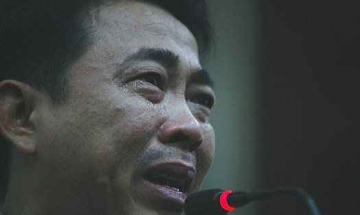 Bị can Nguyễn Minh Hùng khóc tại tòa. Ảnh: ĐH