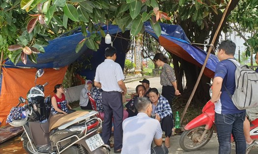 Người dân tiếp tục trông giữ ở lều trại để ngăn không cho xe vào bãi rác Nam Sơn. Ảnh: PĐ.