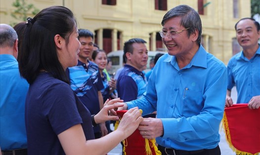 Đồng chí Trần Thanh Hải – Phó Chủ tịch Thường trực Tổng LĐLĐVN động viên các vận động viên tham gia giải. Ảnh: Sơn Tùng