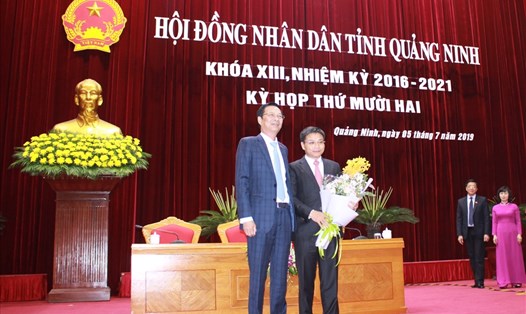 Bí thư tỉnh ủy Quảng Ninh Nguyễn Văn Đọc (trái) tặng hoa, chúc mừng tân Chủ tịch UBND tỉnh Quảng Ninh Nguyễn Văn Thắng. Ảnh: N.H
