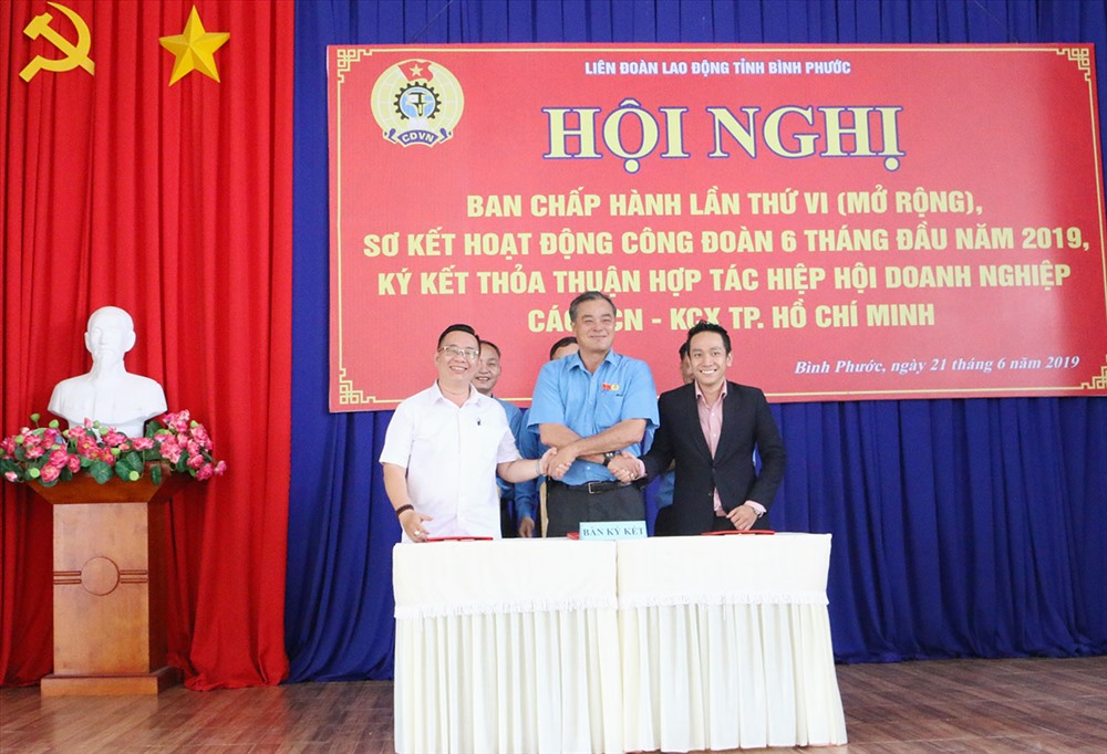 Chủ tịch LĐLĐ tỉnh Bình Phước Nguyễn Hồng Trà (đứng giữa) tại lễ ký kết Chương trình phúc lợi vì đoàn viên , CNLĐ, với các đối tác DN. Ảnh: T.H