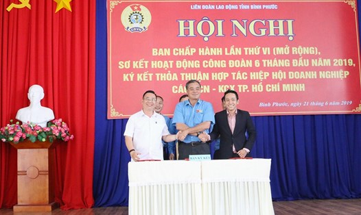 Chủ tịch LĐLĐ tỉnh Bình Phước Nguyễn Hồng Trà (đứng giữa) tại lễ ký kết Chương trình phúc lợi vì đoàn viên , CNLĐ, với các đối tác DN. Ảnh: T.H