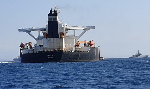 Siêu tàu chở dầu Grace 1 bị bắt ở Gibraltar. Ảnh: Reuters