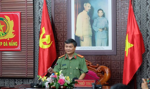 Đại tá Nguyễn Đức Dũng - Trưởng phòng Tham mưu công an TP Đà Nẵng trả lời tại buổi họp báo. Ảnh: H.Vinh