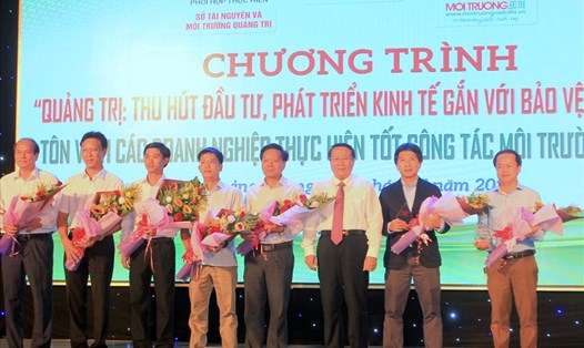 Ông Hà Sỹ Đồng - Phó Chủ tịch UBND tỉnh Quảng Trị tặng hoa, vinh danh Vinatex-Toms (thứ 2 từ phải sang) và 6 doanh nghiệp thực hiện tốt công tác bảo vệ môi trường trong năm 2019. Ảnh: TN.