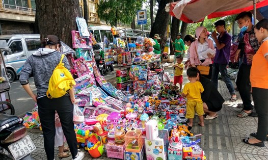 Một tiệm bán đồ chơi ngang nhiên lấn chiếm vỉa hè đường Nguyễn Du - trước bệnh viện Nhi đồng 2 (Q.1). Ảnh: MINH QUÂN