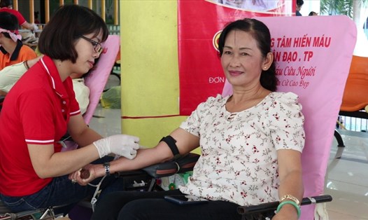 Tình nguyện viên tham hiến máu tại chương trình Hành trình Đỏ năm 2019 “Giọt hồng Thành phố mang tên Bác”. Ảnh: Minh Thừa