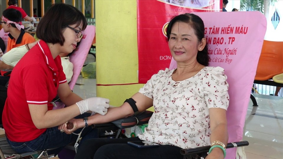 Tình nguyện viên tham hiến máu tại chương trình Hành trình Đỏ năm 2019 “Giọt hồng Thành phố mang tên Bác”. Ảnh: Minh Thừa Tình nguyện viên tham hiến máu tại chương trình Hành trình Đỏ năm 2019 “Giọt hồng Thành phố mang tên Bác”. Ảnh: Minh Thừa