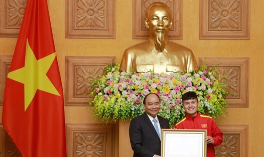 Thủ tướng Nguyễn Xuân Phúc trao Huân chương Lao động hạng Nhì cho Quang Hải sau khi cùng đội tuyển VN giành chức vô địch AFF Cup 2018. Ảnh: Đăng Huỳnh